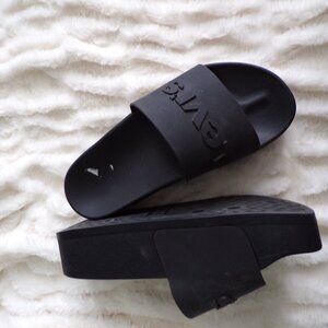 Levi's platform slides 9.5